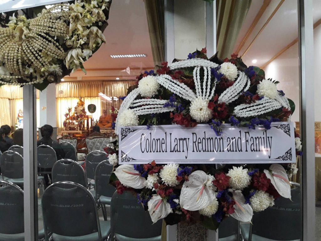 พวงหรีดของพ.อ.ลาร์รี่ เรดม่อน มอบให้แด่พ.อ.ชัยชาญ หาญนาวี ผู้วายชนม์