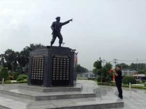 สักการะ อนุสาวรีย์ผู้กล้า