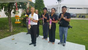 สักการะถวายพวงมาลัย เจ้าพ่อป่าหวาย