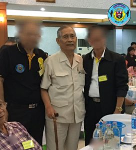 จ.ส.อ.ศิรวัฒน์ พิมพ์วงศ์ ถ่ายรูปร่วมกับสมาชิกชมรมคนป่าหวาย