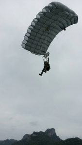 กระโดดร่มเตรียมลงพื้น