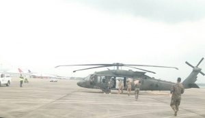 นักบินทั้งคนขับรถช่วยกันขนลำเลียง สป. เพื่อลดเวลา ให้ทันส่งในพื้นที่การฝึก