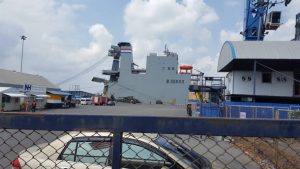 เฮลิคอปเตอร์แบล็คฮอค ถูกลำเลียงขึ้นเรือหลังจากฝึก CG19 จบ