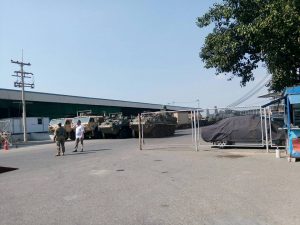 ทั้งรถคนของถูกขนลงเตรียมเคลื่อนย้าย